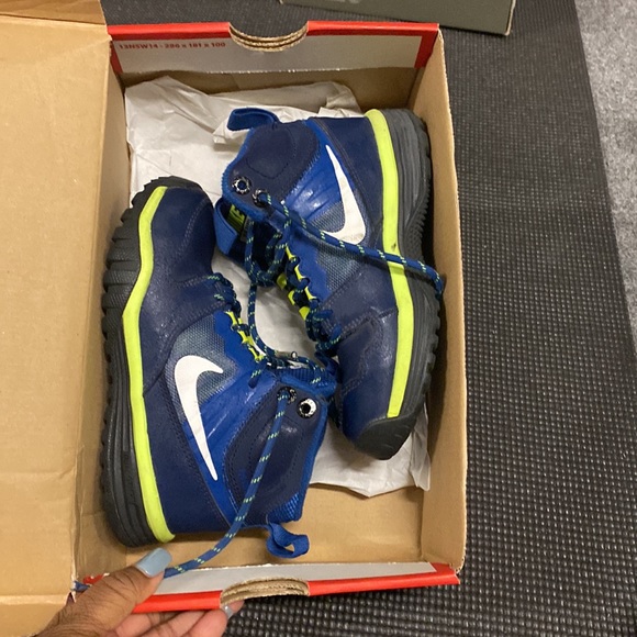 Boys Nike Boots - Picture 6 of 6
